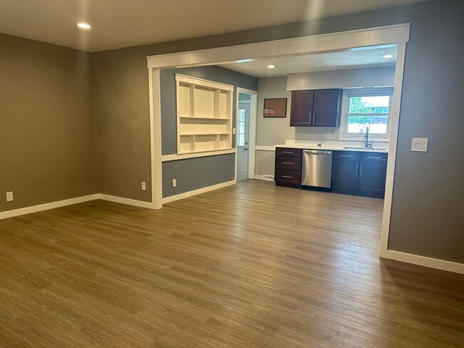 Building Photo - 5 bedroom 2 1/2 bath home for rent