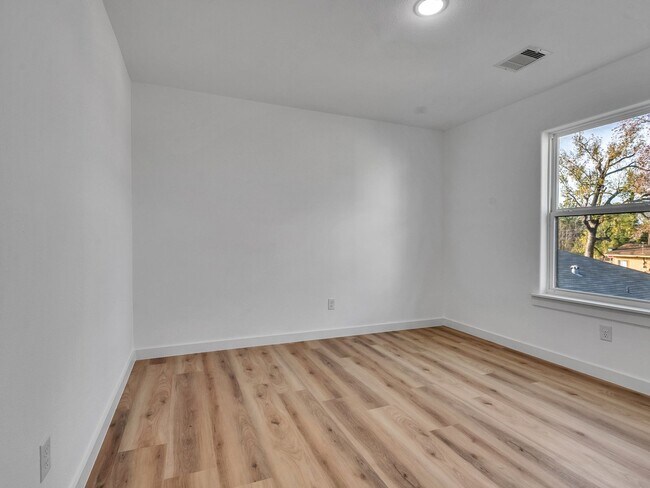 Building Photo - ? 3 Bed / 2.5 Bath Duplex – Spacious & Move-In Ready! ?