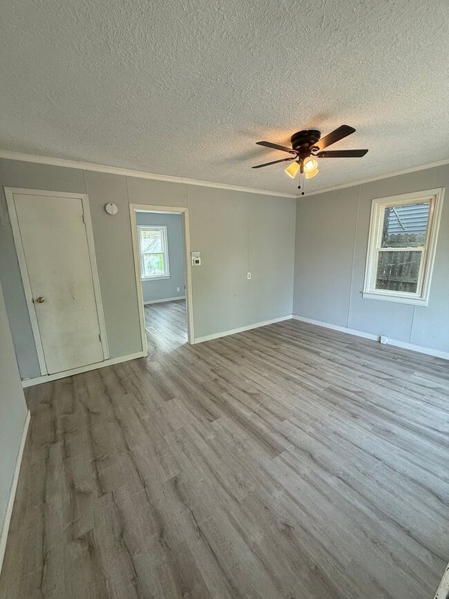 Building Photo - 2 Bedroom 1 Bathroom House