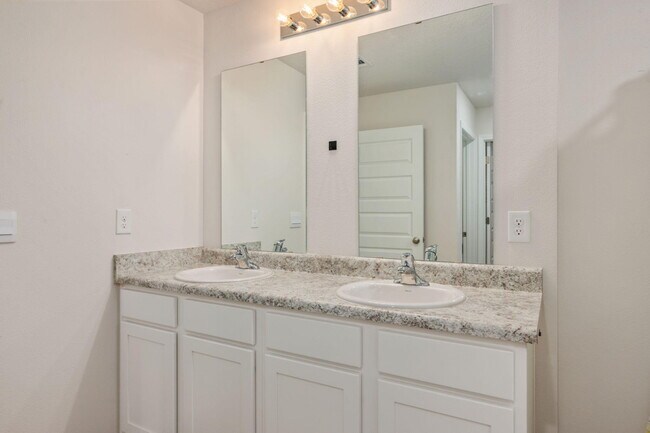 Building Photo - 3041 Heritage Plantation Blvd