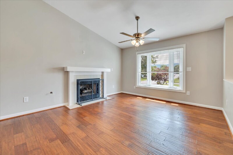 Building Photo - 1905 Summerfield Dr