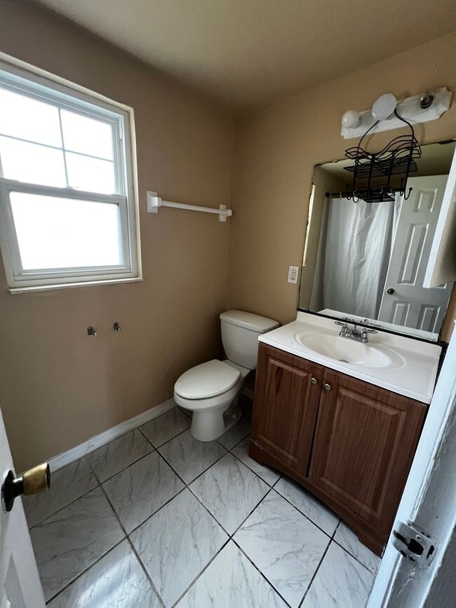 Building Photo - COMING SOON - 2 Bed 1 Bath Condo