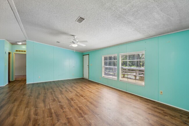 Building Photo - Spacious 3/2 Home on Nearly an Acre in Fer...