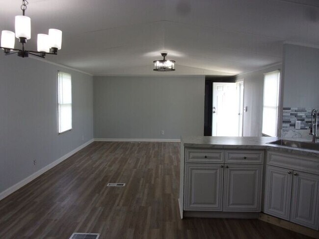 Building Photo - Beautifully Renovated 3 Bedroom 2 Bath Home in the Newport Area
