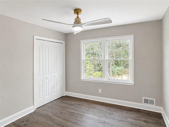 Building Photo - 4521 S Roberts Dr