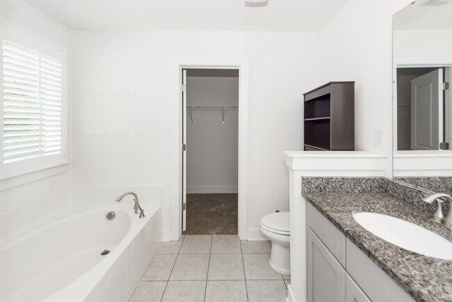 Building Photo - 4 Bedroom 3.5 Bath House in Lawton Park - ...