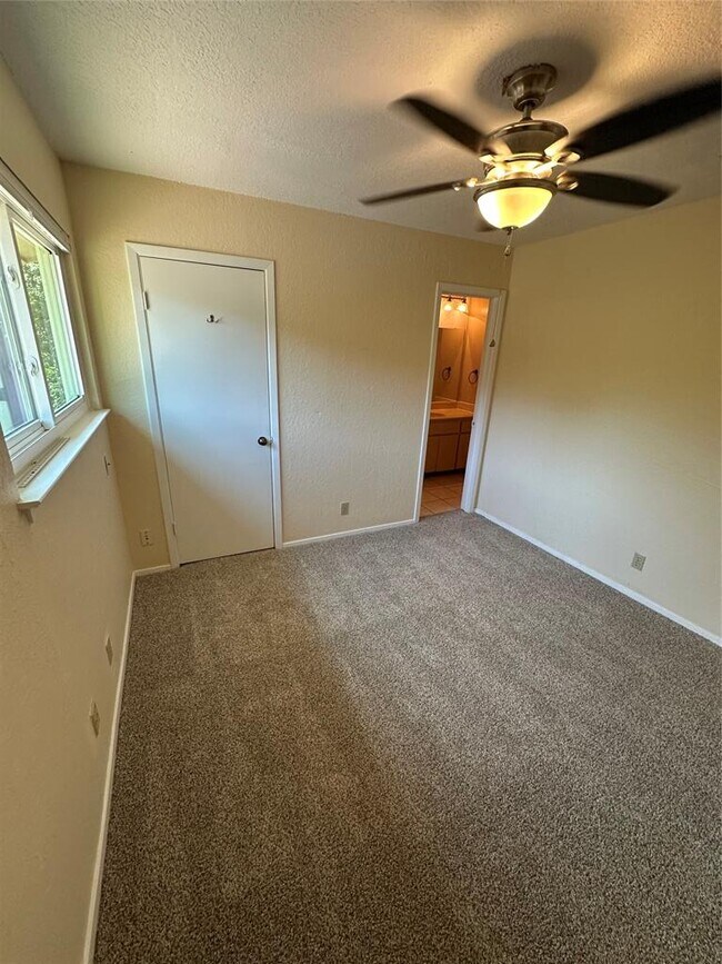 Building Photo - 3529 N Hills Dr