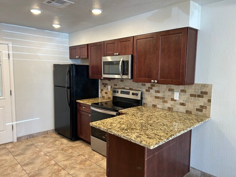 Building Photo - 1014 Elm St