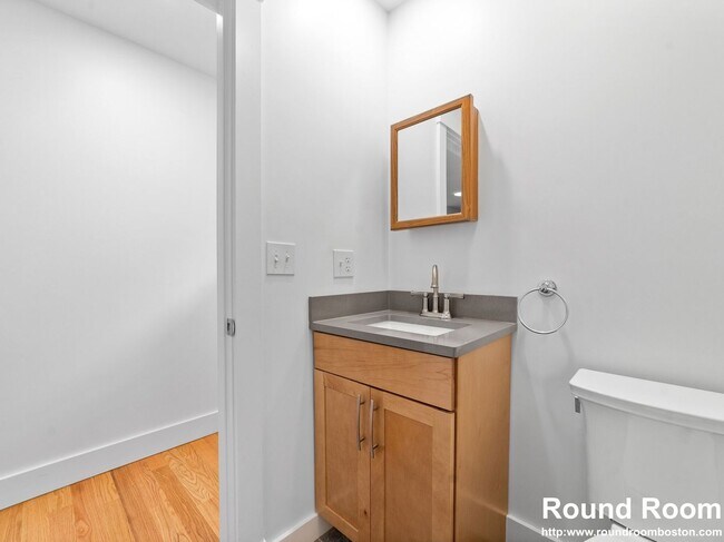 Building Photo - Renovated 3 bed 2.5 bath in Cambridge