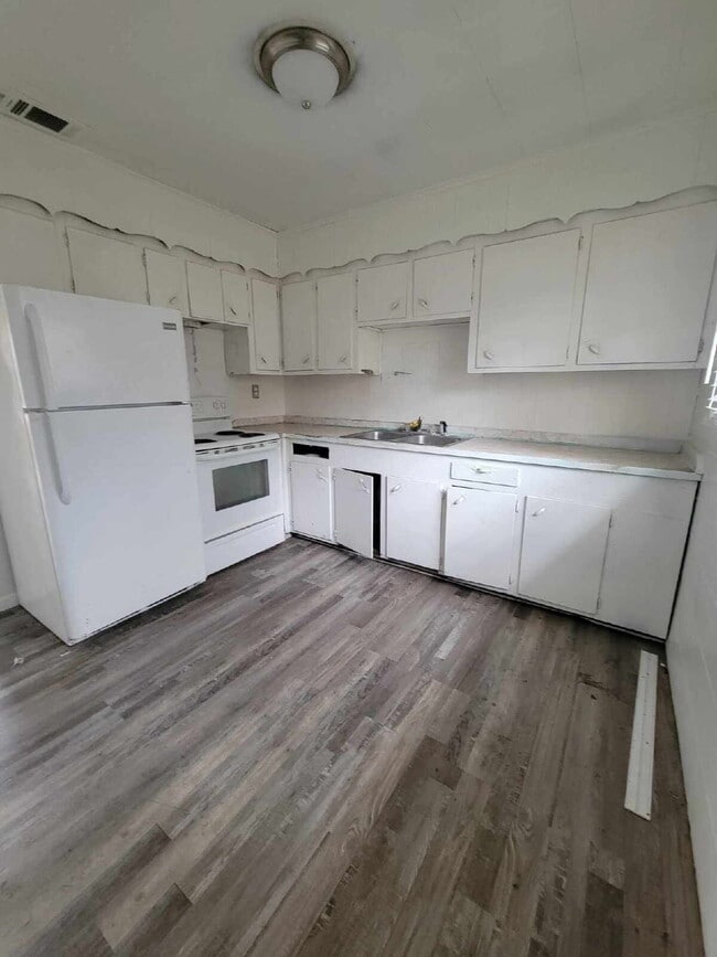 Building Photo - 2/1 located in Leakesville