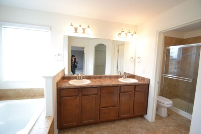 Building Photo - 5 Bed 3.5 Bath 3 Car Garage with AC