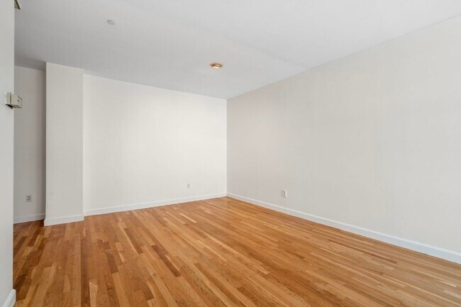 Building Photo - 75 Clarendon St