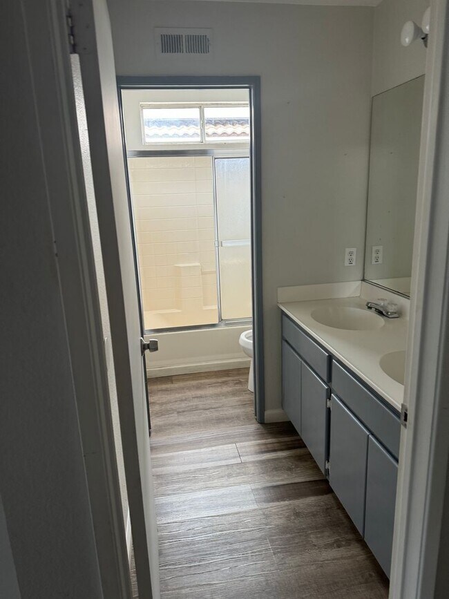Building Photo - 3215 Glancy Dr