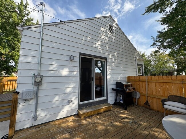 Building Photo - 502 E Homer St