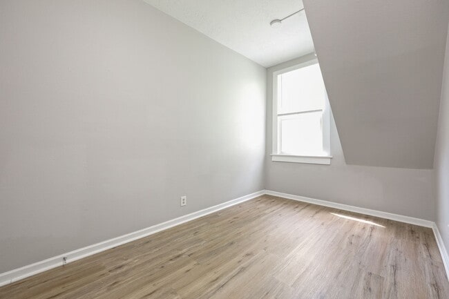 Building Photo - Victorian-style apartment available in the serene SW Hills