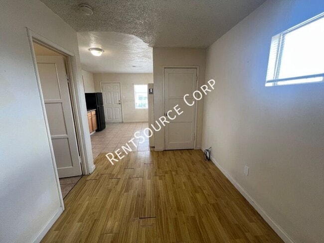 Building Photo - 2542 Main St