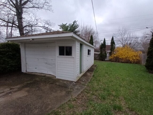 Building Photo - EAST SIDE - 3bd Brick Bungalow $1100/mo