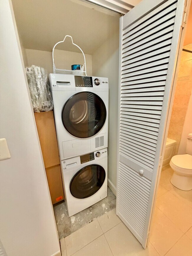 Building Photo - Great 1 Bed 1 Bath in Eckington/Bloomingdale at the Madison Condominiums