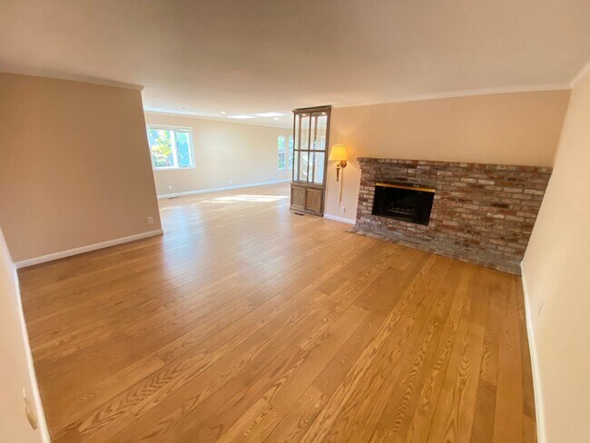 Building Photo - 3 Bed 2 Bath SIngle Family Home In Walnut Creek (Water, Garbage, Internet Are Included In The Rent)