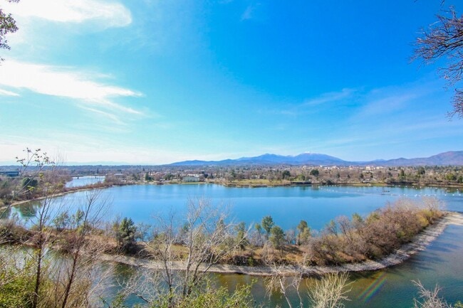 Building Photo - Remodeled Redding Condo!