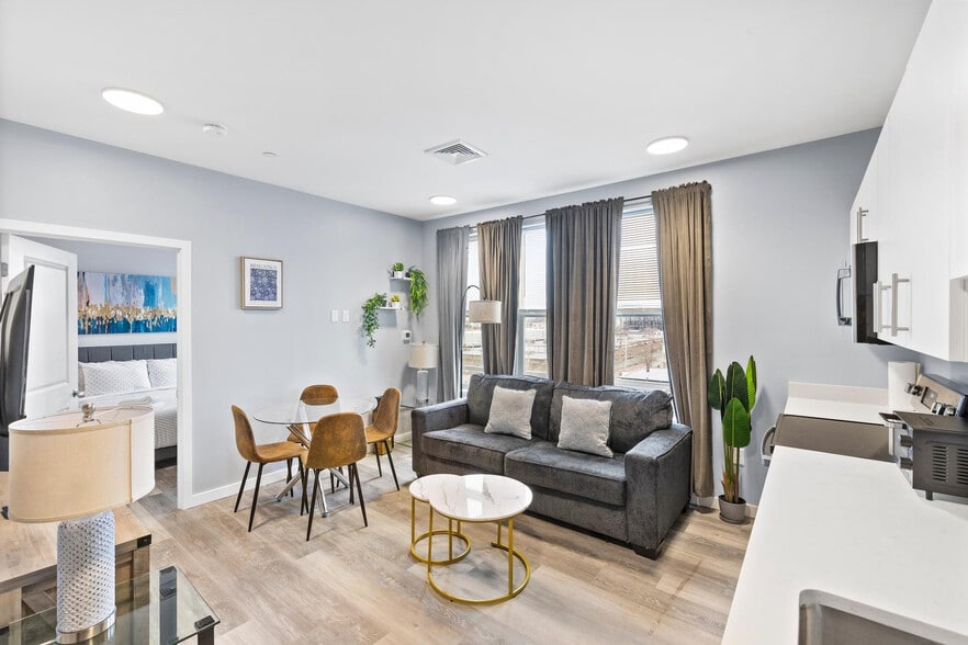 Building Photo - 95 Broadway