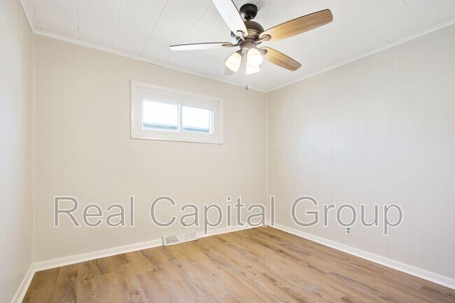 Building Photo - 305 Cable St