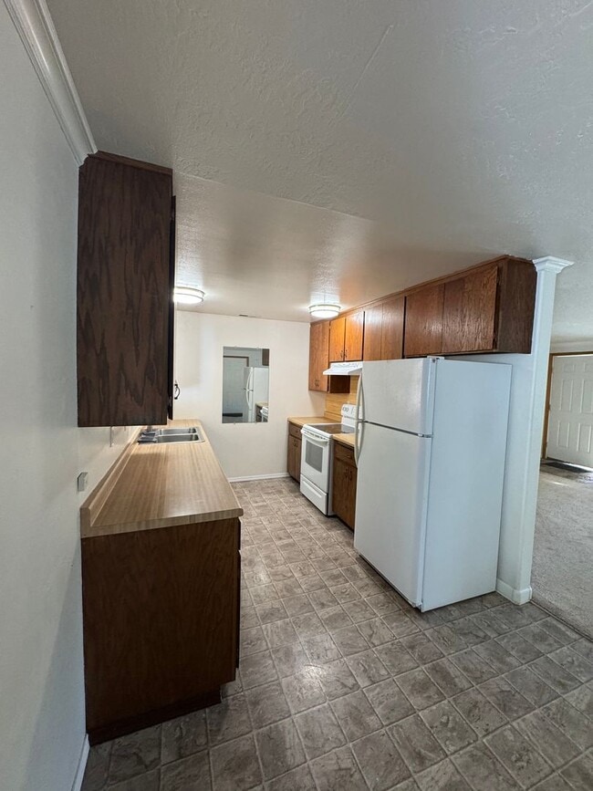 Building Photo - Canyonville 3 Bedroom 2 Bath with Garage a...