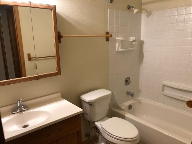 Building Photo - Nicely Updated 2BR 1 BA Kirkland Condo! Fi...