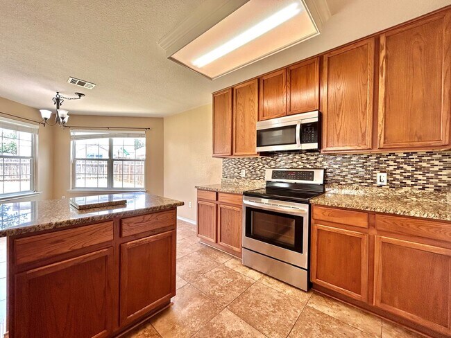 Building Photo - Spacious 4/BR 2.5/BA Home with Large Fence...