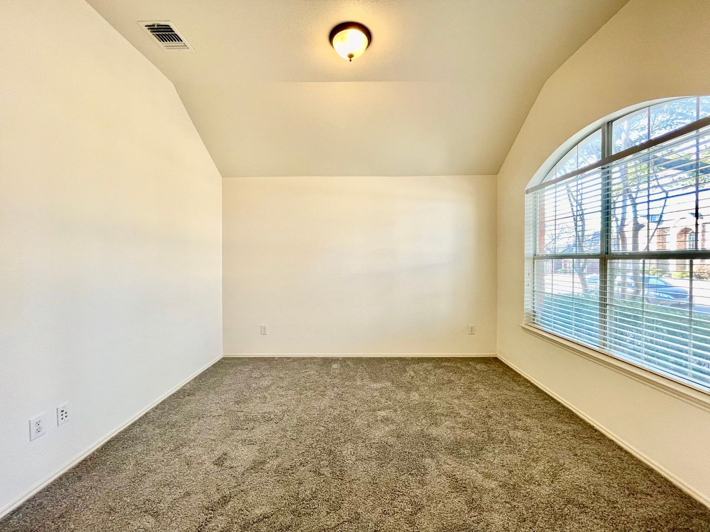 Building Photo - 9711 Saddle Dr