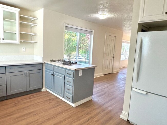 Building Photo - Powellhurst-Gilbert Updated 4 Bedroom/2 Ba...