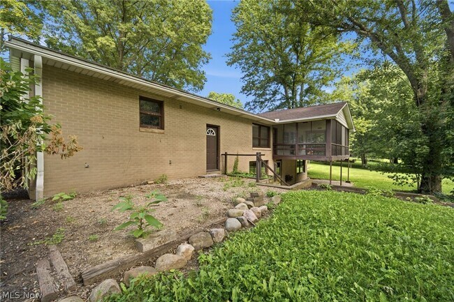 Building Photo - 1097 Oak Tree Rd