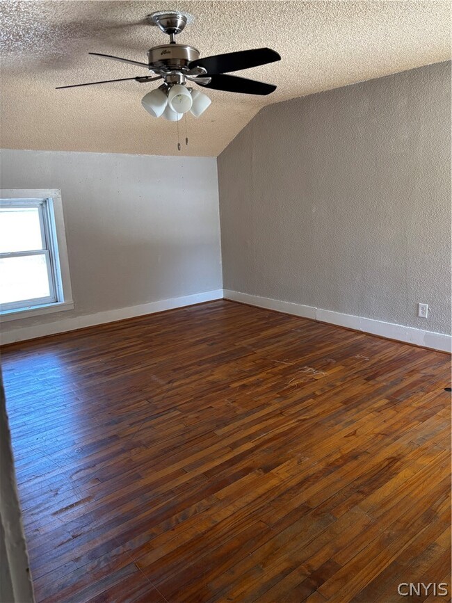 Building Photo - 108 Maple St