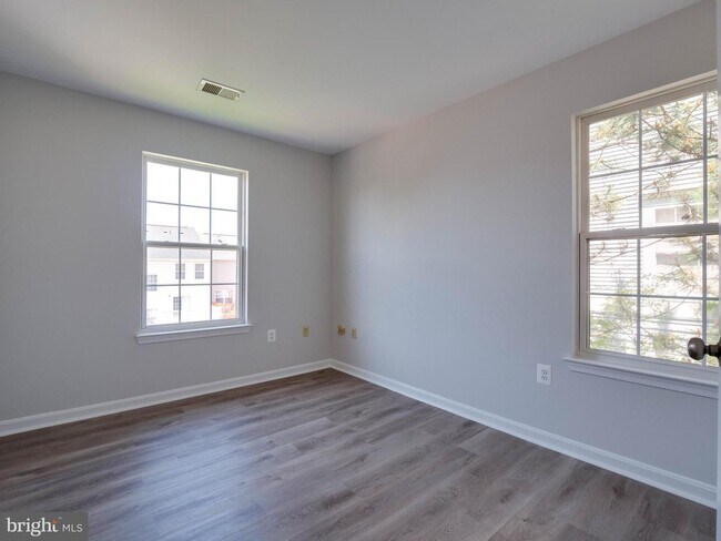 Lower Level Room 1 - 22985 Whitehall Ter