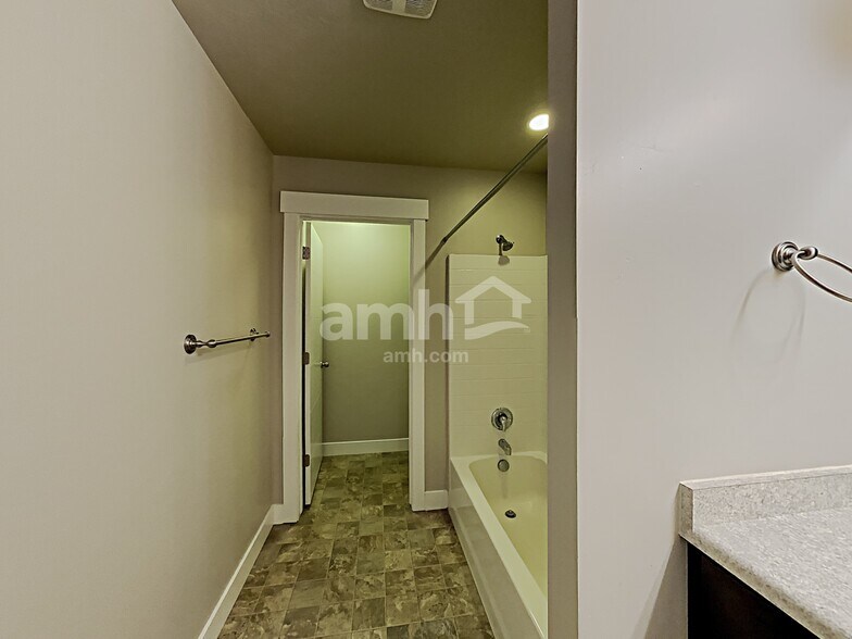 Building Photo - 15124 Battle Dr