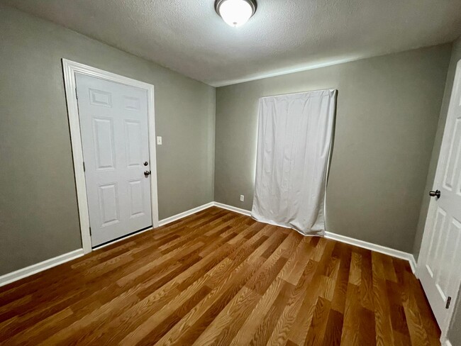 Building Photo - ** Move-In special: $200 off 1st Mo.**LCM ...