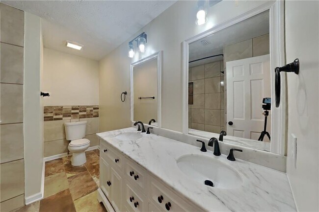Building Photo - 3829 Bluffview Dr