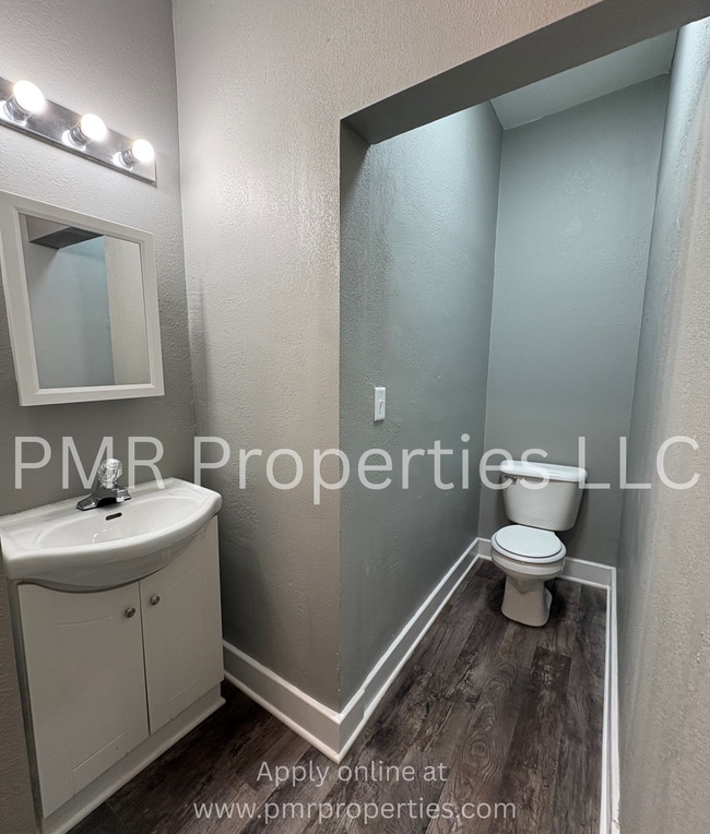 Building Photo - 3 Bedrooms / 1 Bathroom House