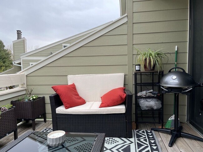 Building Photo - Large Two bedroom, Two Bath Furnished, all Inclusive mid term rental.