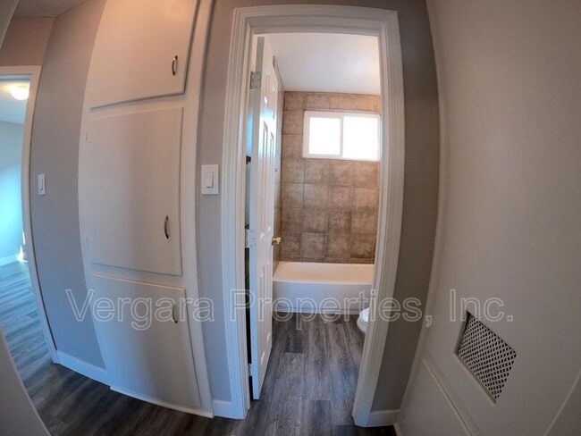 Building Photo - 1083 E 7th St