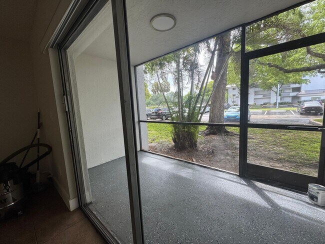 Building Photo - 711 N Pine Island Rd