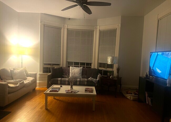 Living room - 2247 North Summit Avenue