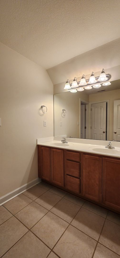 Building Photo - 302 Savannah Dr