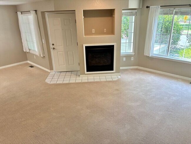 Building Photo - Beautiful and Spacious 3 Bed, 3.5 Bath Townhome in SE Fort Collins. Detached 1 Car Garage. Water/...