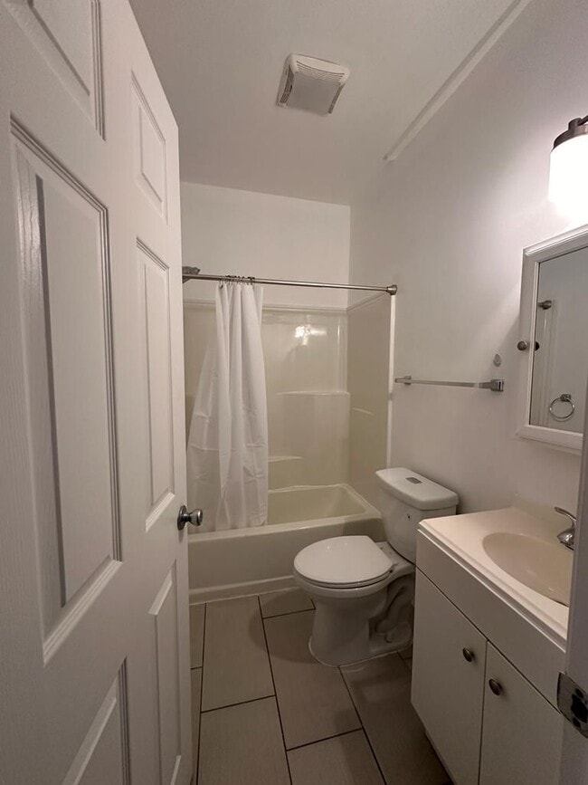 Building Photo - 18 Hazel St