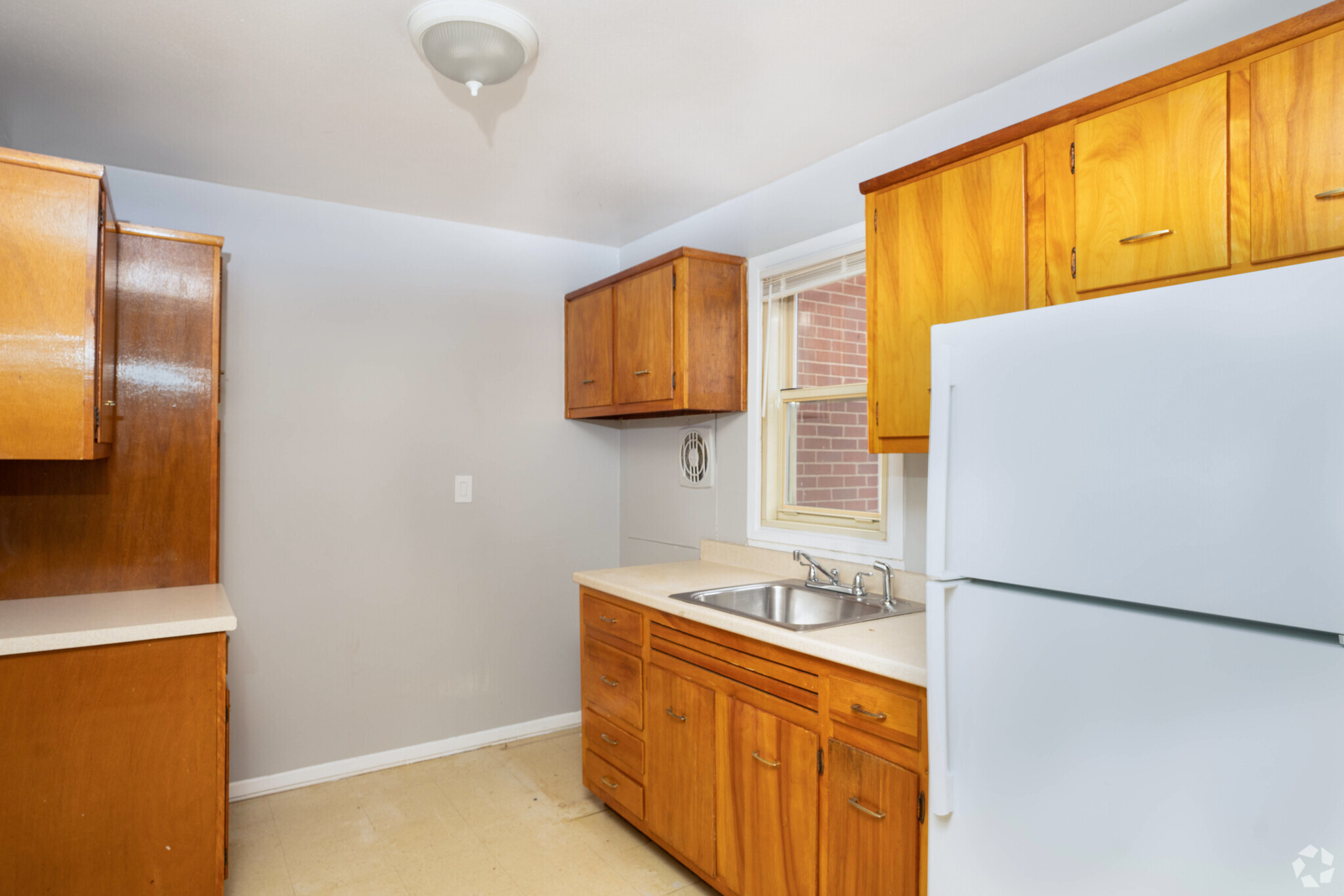 1BR, 1BA - 650SF - Kitchen - Manor House Apartments