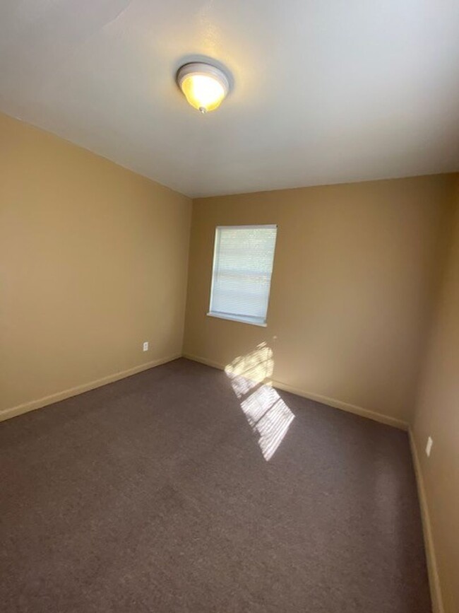 Building Photo - Cozy 3-bedroom, 1.5 bath for lease in west...