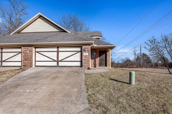Building Photo - Charming 3BR, 2.5BA Rental Home with Moder...