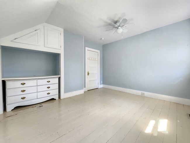 Building Photo - 387 College Ave