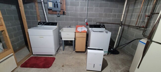 Building Photo - Partially Furnished 3 Bedroom House